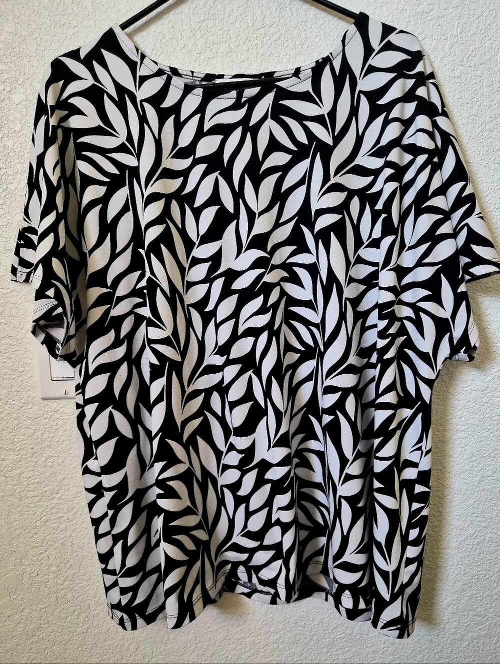 Black & White Leaf Print Short Sleeve Top